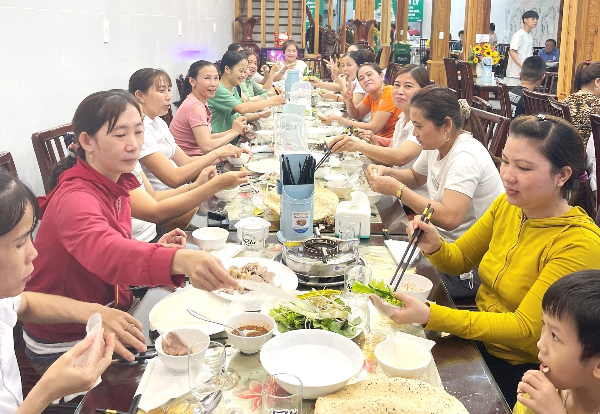 Thực khách thưởng thức các món ăn đặc sản tại quán Kim Lý. Ảnh: T.C.T